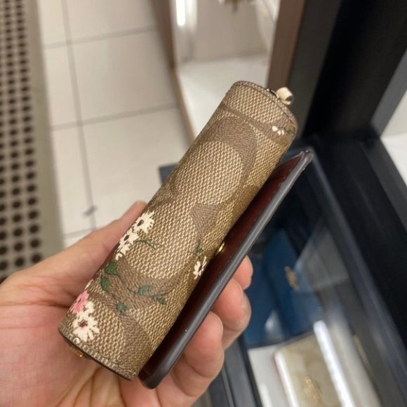 Trifold Wallet With Dandelion Floral - Picture 6 of 8